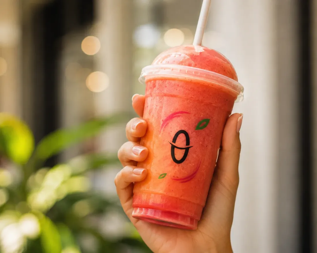 Client tenant un smoothie frais Onyxia dans un centre commercial d'Île-de-France